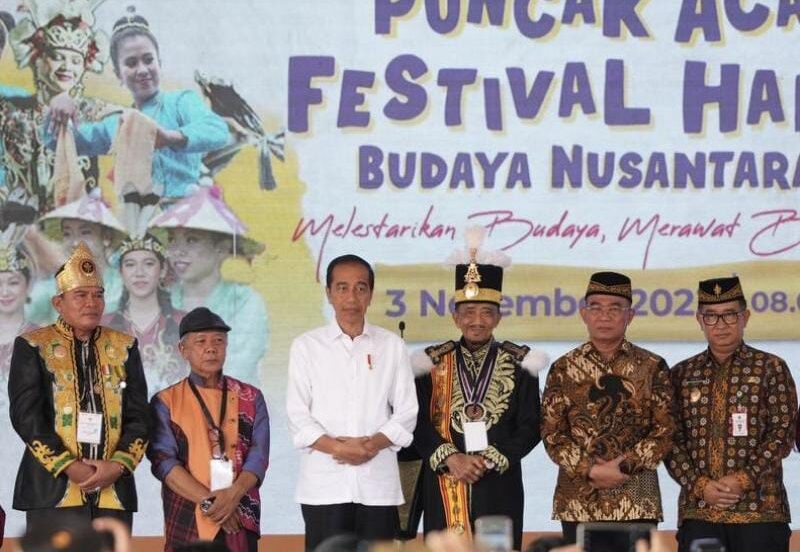 Presiden Jokowi saat menghadiri Festival Harmoni Budaya Nusantara di Lapangan Taruna, Sepaku, Kabupaten Penajam Paser Utara, Kalimantan Timur, Jumat (3/11/2023) pagi. (Kaltimprov.go.id)