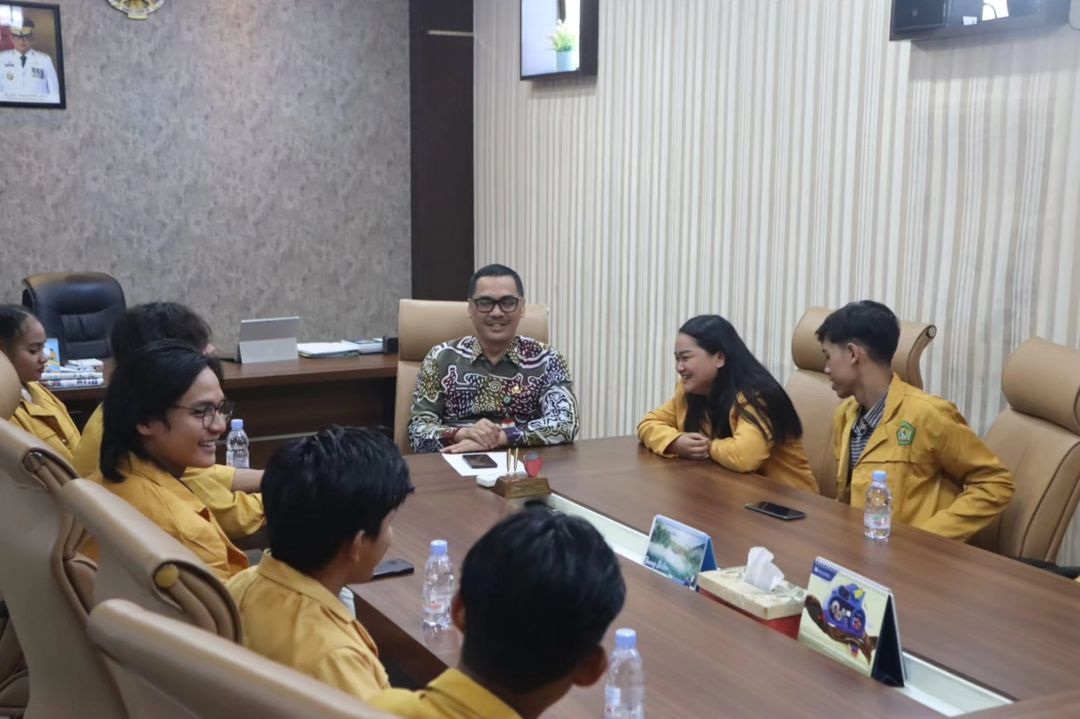 Kunjungan mahasiswa Unmul di ruang kerja Kepala Dinas Komunikasi dan Informasi Provinsi Kalimantan Timur Muhammad Faisal (dok: @faisal_muhammad)