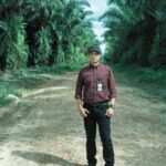 Kepala Dinas Perkebunan Provinsi Kalimantan Timur Ahmad Muzakkir saat berada di lokasi kebun sawit (dok: pribadi)