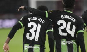 Pemain Brighton Ansu Fati dan Simon Adingra merayakan gol ke gawang Ajax Amsterdam di Liga Europa 2023/2024, Jumat (10/11/2023) dini hari WIB (dok:Patrick Post)