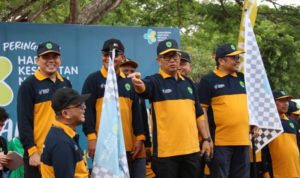 Akmal Malik melepas peserta Sepeda Santai dan Jalan Santai dalam rangka puncak Peringatan Hari Kesehatan Nasional (HKN) ke-59 (dok: Hudais)