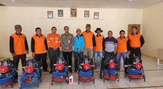 Kepala Dinas Perkebuna Kalimantan Timur, Ahmad Muzakkir bersama Kelompok Tani Peduli Api Kaltim (dok. Pribadi)