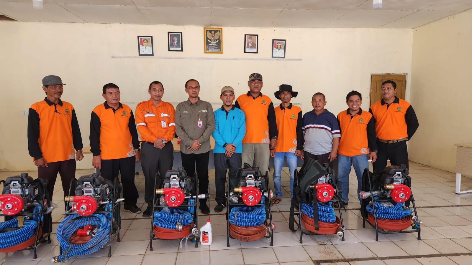 Kepala Dinas Perkebuna Kalimantan Timur, Ahmad Muzakkir bersama Kelompok Tani Peduli Api Kaltim (dok. Pribadi)