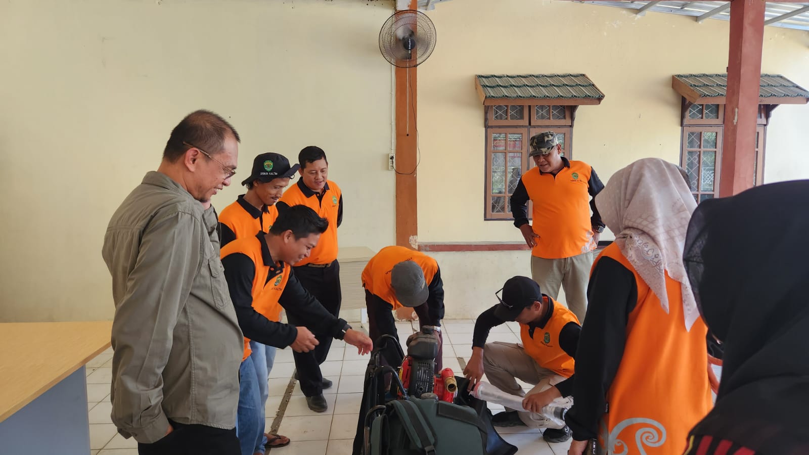 Penyerahan Bantuan Sarpras bagi KTPA Kaltim oleh Kepala Dinas Perkebunan Ahmad Muzakkir