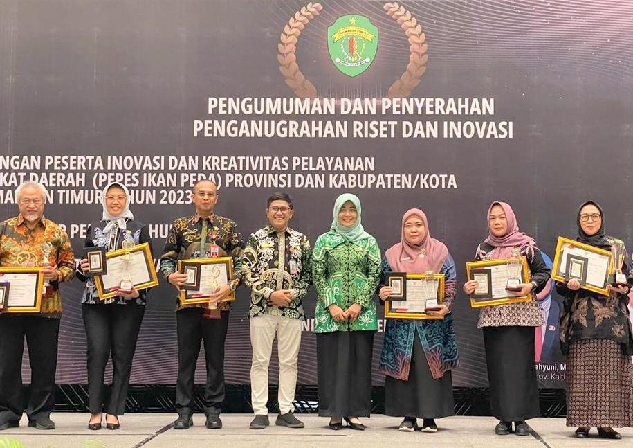 Perwakilan OPD penerima penghargaan dalam Lomba Penjaringan Perangkat Daerah Berinovasi Dalam Pelayanan Kepada Masyarakat Kaltim Tahun 2023