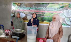 Pelatihan Pembuatan Minyak Goreng Kelapa oleh Dinas Perkebunan Provinsi Kalimantan Timur di Kutai Kartanegara (dok. pribadi)