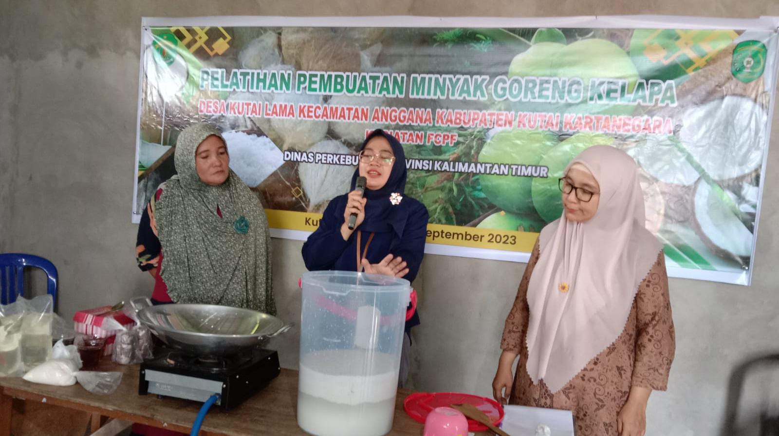 Pelatihan Pembuatan Minyak Goreng Kelapa oleh Dinas Perkebunan Provinsi Kalimantan Timur di Kutai Kartanegara (dok. pribadi)