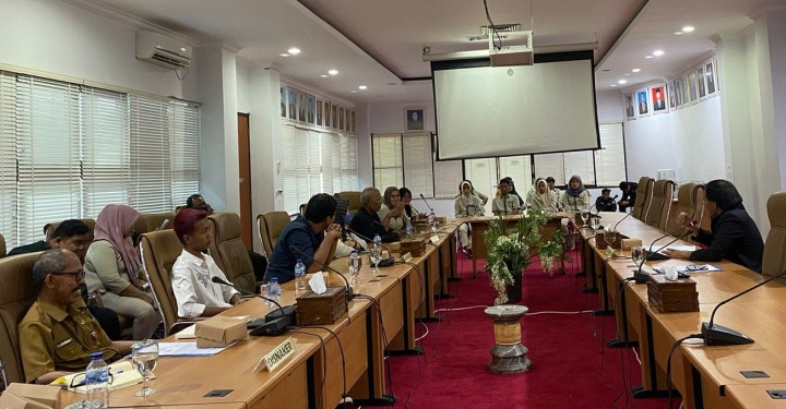 Cleaning Service (CS) Pemerintah Kota Bontang melakukan pengaduan ke DPRD Bontang menyangkut sisa gaji