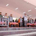 Pj Gubernur Kalimantan Timur Akmal Malik saat memimpin Apel Gelar Pasukan Penyerahan Bawah Kendali Operasi (BKO) Anggota Satuan Perlindungan Masyarakat (dok: Yuvita Indrasari)