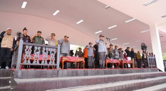 Pj Gubernur Kalimantan Timur Akmal Malik saat memimpin Apel Gelar Pasukan Penyerahan Bawah Kendali Operasi (BKO) Anggota Satuan Perlindungan Masyarakat (dok: Yuvita Indrasari)