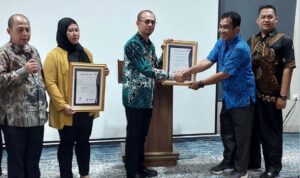 Penyerahan sertifikat ISPO oleh Kepala Dinas Perkebunan Kalimantan Timur Ahmad Muzakkir beberapa waktu lalu (dok: Pribadi)