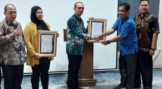 Penyerahan sertifikat ISPO oleh Kepala Dinas Perkebunan Kalimantan Timur Ahmad Muzakkir beberapa waktu lalu (dok: Pribadi)