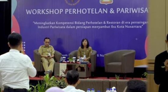 Kepala Disporapar Kota Balikpapan, Ratih Kusuma saat menjadi narasumber pada Workshop Perhotelan dan Pariwisata PHRI Kota Balikpapan, Senin (06/11).