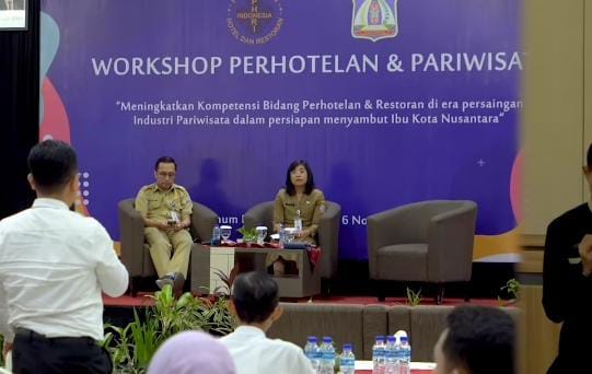 Kepala Disporapar Kota Balikpapan, Ratih Kusuma saat menjadi narasumber pada Workshop Perhotelan dan Pariwisata PHRI Kota Balikpapan, Senin (06/11).