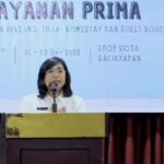 Kepala Disporapar Kota Balikpapan, Ratih Kusuma saat memberi sambutan dalam Pelatihan Pelayanan Prima, Rabu (01/11).