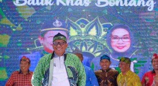 Launcing Batik Khas Kota Bontang, diresmikan langsung oleh Walikota Bontang, Basri Rase, Rabu (22/11).
