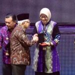 Sekretaris Daerah Provinsi Kalimantan Timur Sri Wahyuni menerima penghargaan dari Wakil Presiden RI Ma'ruf Amin (dok: banhubprovkaltim)