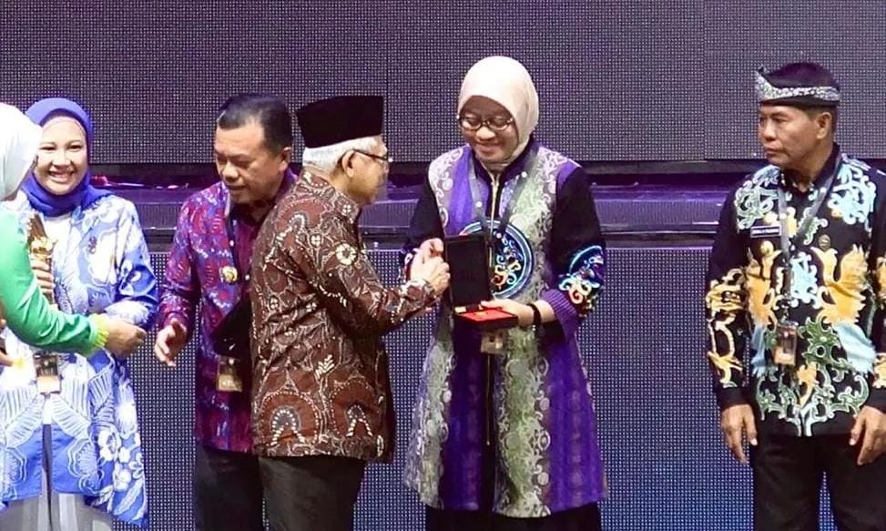 Sekretaris Daerah Provinsi Kalimantan Timur Sri Wahyuni menerima penghargaan dari Wakil Presiden RI Ma'ruf Amin (dok: banhubprovkaltim)