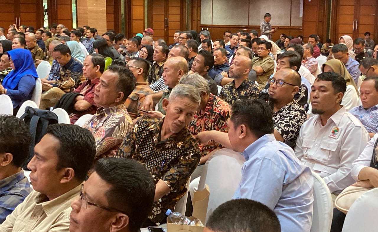 Sekretaris Dinas Perkebunan Provinsi Kalimantan Timur, Surono Bersama Peserta Rapat Koordinasi di Kementrian Pertanian Republik Indonesia