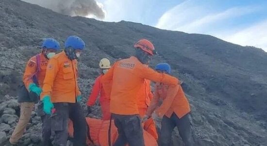Tim Basarnas melakukan proses evakuasi jenazah korban erupsi Gunung Marapi (dok: Basarnas)