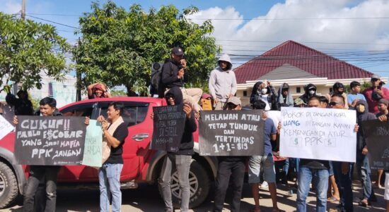 Warga demo Bawaslu Kutim (dok: katakaltim)