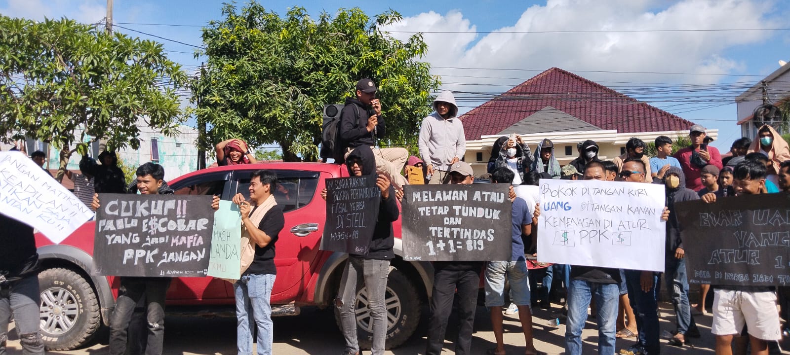 Warga demo Bawaslu Kutim (dok: katakaltim)