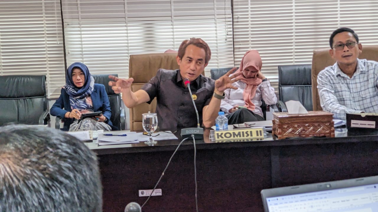 Komisi II DPRD Bontang menggelar rapat kerja intensif bersama Badan Pendapatan Daerah (Bapenda) dan Badan Pengelola Keuangan dan Aset Daerah (BPKAD).