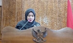 Legislator Kutim, Uci, mewakili Fraksi PKS menyampaikan pandangan dalam rapat paripurna terkait pengesahan Rancangan Peraturan Daerah (Raperda) Rencana Pembangunan Jangka Panjang Daerah (RPJPD) 2025-2045.