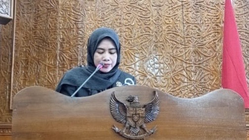 Legislator Kutim, Uci, mewakili Fraksi PKS menyampaikan pandangan dalam rapat paripurna terkait pengesahan Rancangan Peraturan Daerah (Raperda) Rencana Pembangunan Jangka Panjang Daerah (RPJPD) 2025-2045.