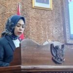 Mulyana dari Fraksi Gelora Amanat Perjuangan (GAP) DPRD Kabupaten Kutai Timur (Kutim) menyampaikan pandangan terhadap Rancangan Peraturan Daerah (Raperda) tentang Anggaran Pendapatan dan Belanja Daerah (APBD) Tahun Anggaran 2025.