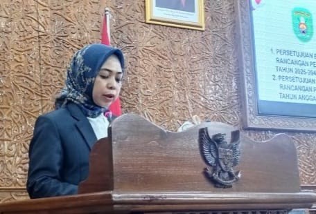 Mulyana dari Fraksi Gelora Amanat Perjuangan (GAP) DPRD Kabupaten Kutai Timur (Kutim) menyampaikan pandangan terhadap Rancangan Peraturan Daerah (Raperda) tentang Anggaran Pendapatan dan Belanja Daerah (APBD) Tahun Anggaran 2025.