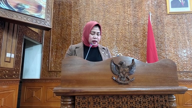 Anggota Fraksi Golkar, Hasna saat menyampaikan pandangan umum fraksi