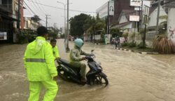 Ruas jalan di Kota Balikpapan tergenang air pada Selasa 14 Januari 2025 (dok: tekape)