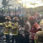 Petugas sedang memadamkan api, Rabu 23 April 2025 (dok: tekape)