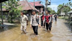 Pihak kepolisian bersama pemerintah desa memantau Banjir di Kota Bangun, Kutai Kartanegara. (Dok: tekape)