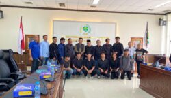 Foto bersama Anggota DPRD Kaltim dan Forum Masyarakat Peduli Mahulu dan DPRD Kaltim usai melaksanakan audiensi. (Dok.TEKAPEKALTIM/Raf).