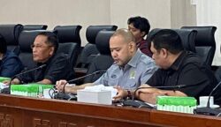 Komisi III DPRD Kaltim saat melaksanakan rapat evaluasi bersama UPTD PUPR. (TEKAPEKALTIM/Raf).