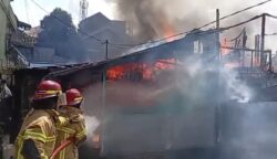 Tim PMK BPBD Kota Balikpapan saat berusaha memadamkan api yang berkora di salah satu rumah warga di di kawasan , Jalan Mayjen TNI Imat Saili RT30 Kelurahan Sumber Rejo, Balikpapan Tengah (dok: ist)