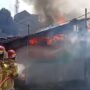 Tim PMK BPBD Kota Balikpapan saat berusaha memadamkan api yang berkora di salah satu rumah warga di di kawasan , Jalan Mayjen TNI Imat Saili RT30 Kelurahan Sumber Rejo, Balikpapan Tengah (dok: ist)