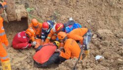 Proses evakuasi korban longsor sungai pinang Samarinda (dok: tekapekaltim)