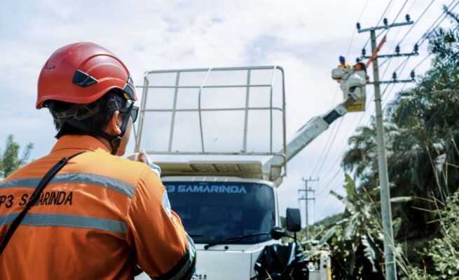 PLN Unit Induk Distribusi (UID) Kalimantan Timur dan Kalimantan Utara (Kaltimra) melalui Tim PDKB (Pekerjaan Dalam Keadaan Bertegangan) menggelar kegiatan Bhakti PDKB