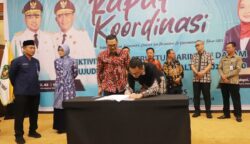 Penandatanganan rencana Pemprov Kaltim hadirkan internet di setiap desa (dok: ist)