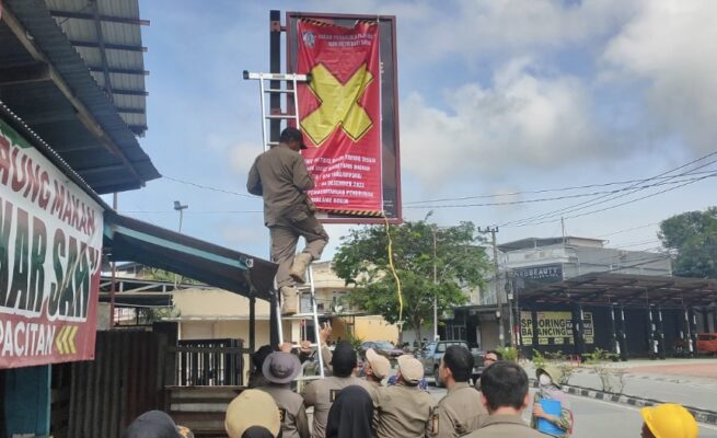Satpol PP Balikpapan tertibkan reklame rokok (dok: ist)