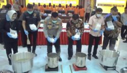 Direktorat Reserse Narkoba (Ditreskoba) Polda Kaltim musnahkan barang bukti narkoba hasil pengungkapan 9 kasus sepanjang awal tahun 2025.
