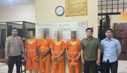 Polda Kaltim tangkap 4 orang yang diduga merampas dan mengancam dengan berkedok penagihan utang.