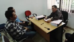 Dua tersangka dalam kasus dugaan penipuan dan penggelapan dana proyek senilai lebih dari Rp1,6 miliar diserahkan Penyidik Subdit III Jatanras Direktorat Reserse Kriminal Umum (Ditreskrimum) Polda Kaltim kepada Kejaksaan Negeri Kutai Kartanegara, Kamis (22/5/2025)