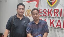 Saksi Nizar Firdaus didampingi pengacaranya Mardiansyah, SH, MH usai menjalani pemeriksaan di Ditreskrimsus Polda Kaltim dalam kasus dalam kasus tambang galian c ilegal dan kerusakan lingkungan di eks Hotel Tirta Balikpapan, Selasa (27/5/2025).
