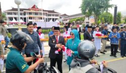 Wakil Wali Kota Balikpapan, Bagus Susetyo didampingi istri membagi bendera Merah Putih dalam rangka Hari Lahir Pancasila (dok: ist)
