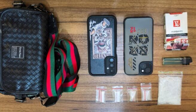 Upaya peredaran narkotika di wilayah Muara Badak kembali digagalkan aparat kepolisian. Dua pria berinisial K (29) dan A (35) diamankan saat melintas di Jalan Poros Muara Badak–Samarinda, Kamis (23/4/2026) sekitar pukul 10.00 Wita.