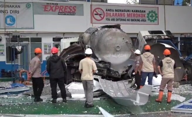 Kapolsek Balikpapan Utara, Kompol M. Rezsa bersama Tim INAFIS Polresta Balikpapan saat memeriksa lokasi kejadian ledakan, Jum'at (3/4/2026).